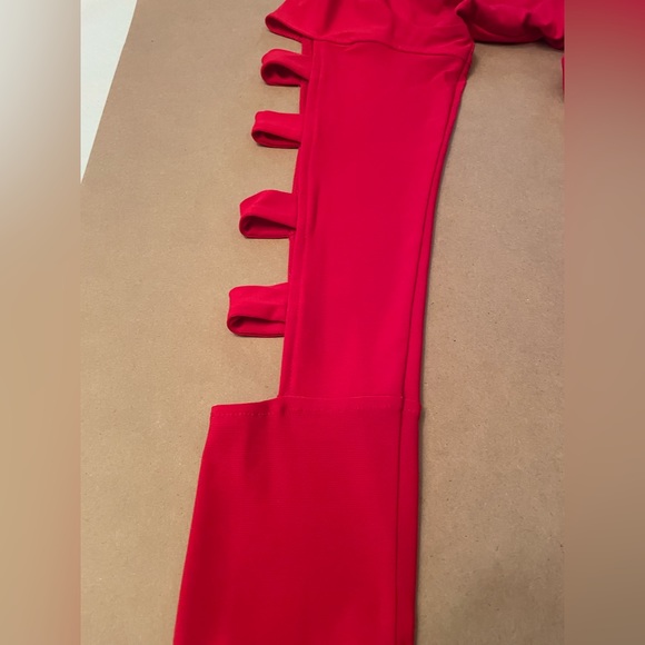 ⬇️ $39 ⬇️Marallis Collection Med Red Cold Shoulder Jersey long sleeved top. NWT. - Picture 4 of 14